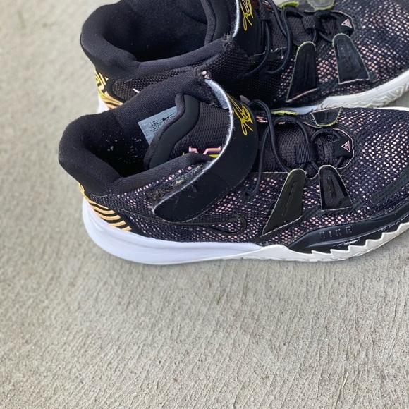 Nike Kyrie 7 Color - black / white / arctic punch (pink)- kids Size 12.5 C - Picture 4 of 5